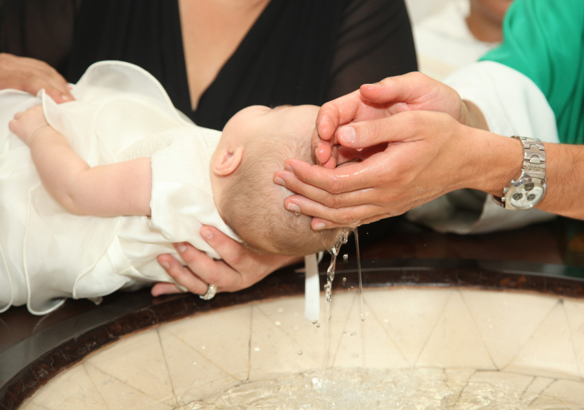 Quelles sont les principales différences entre un baptême laïque et religieux ?